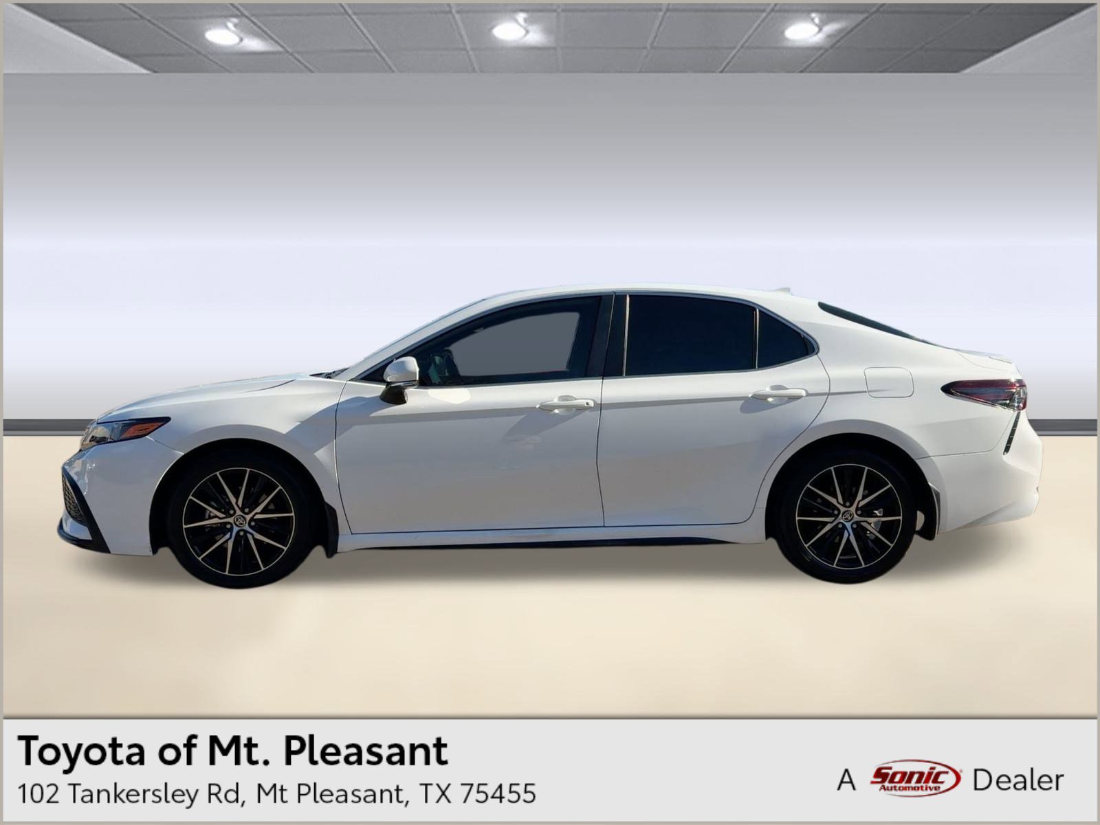 2024 Toyota Camry SE's photo