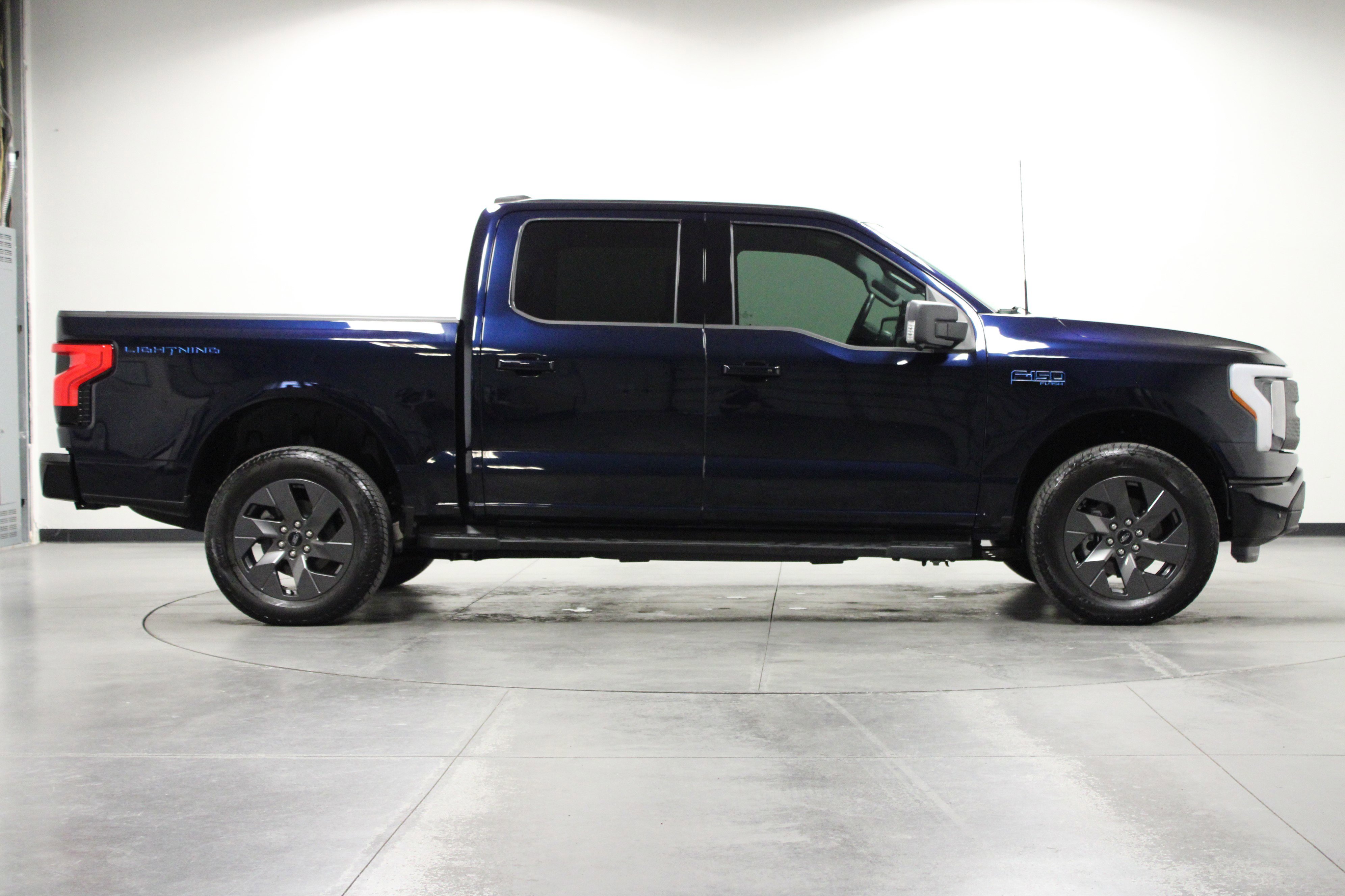 2024 Ford F-150 Lightning photo 2