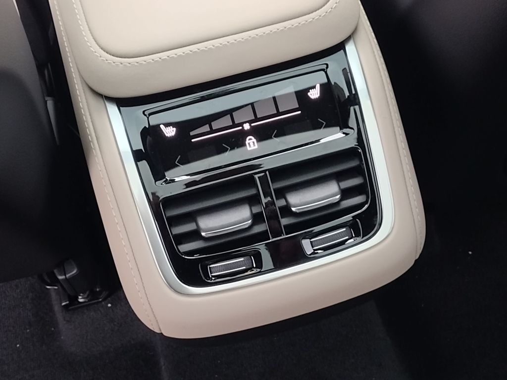 2026 VOLVO XC90 - Image 24