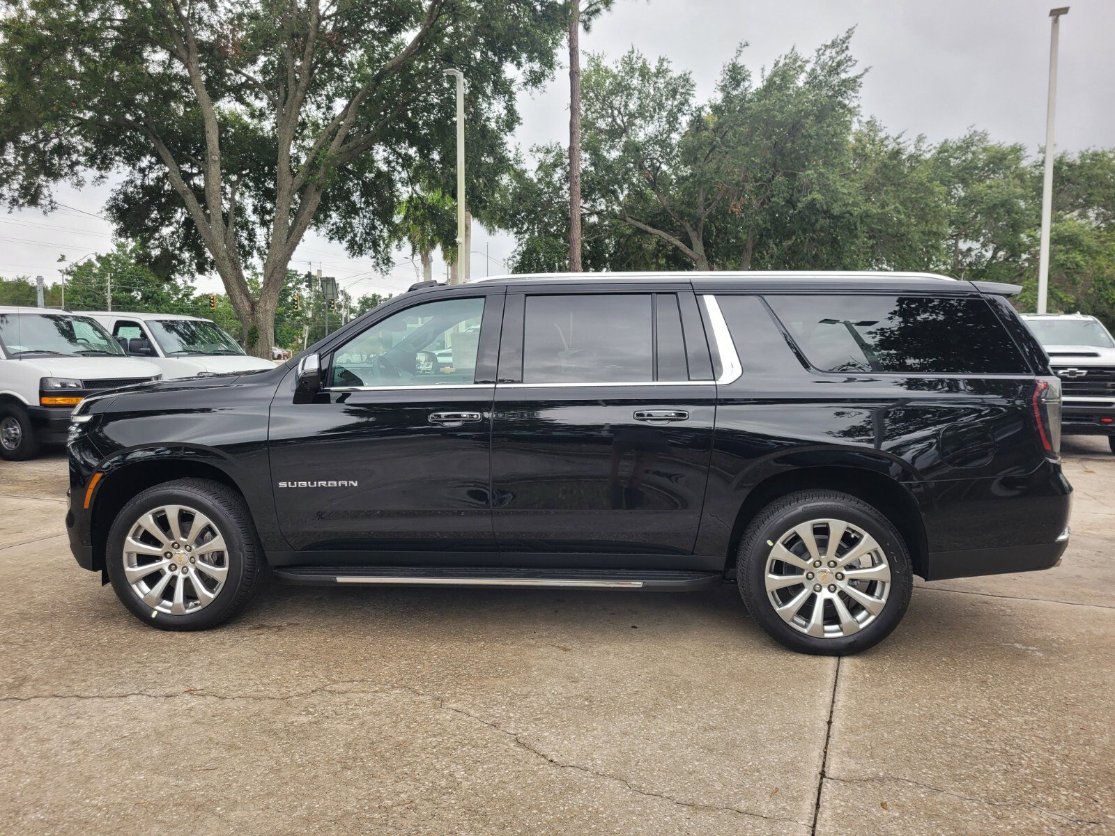 2025 Chevrolet Suburban Premier photo 4