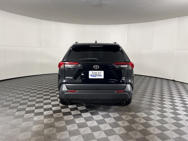 2019 Toyota RAV4 LE photo 3