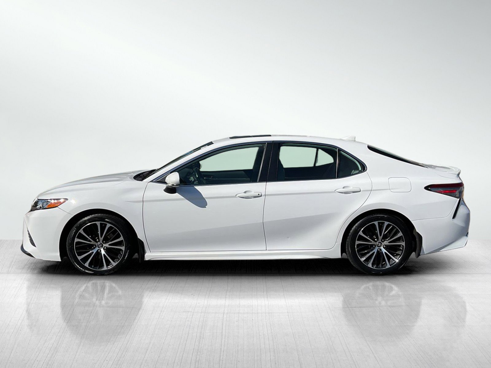 2019 Toyota Camry SE photo 2