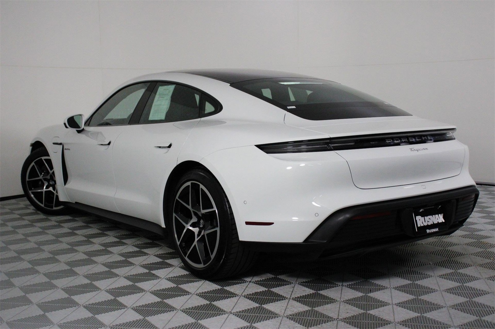 2025 Porsche Taycan photo 3