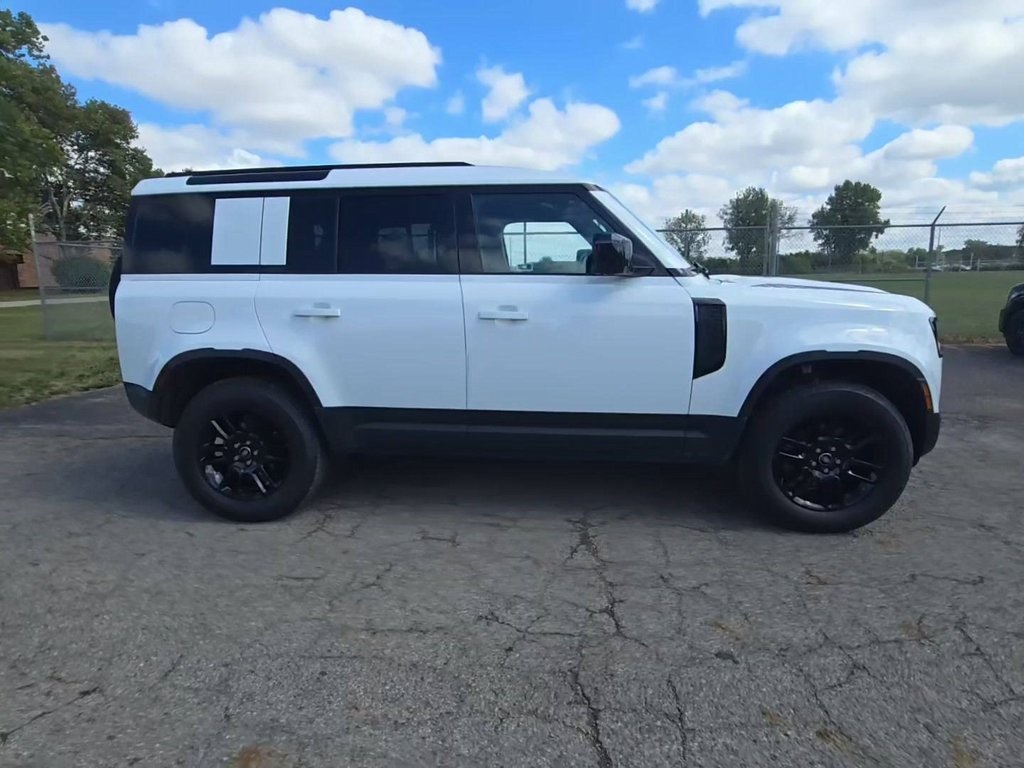 2025 Land Rover Defender 110 S photo 2
