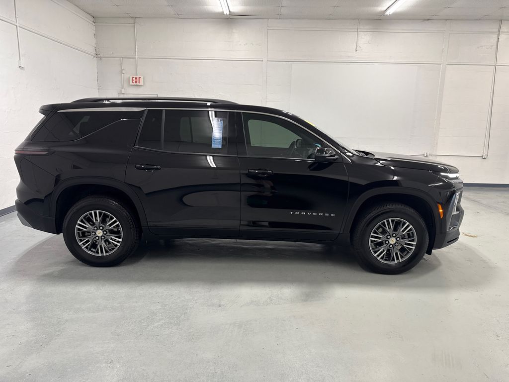 2025 Chevrolet Traverse photo 10