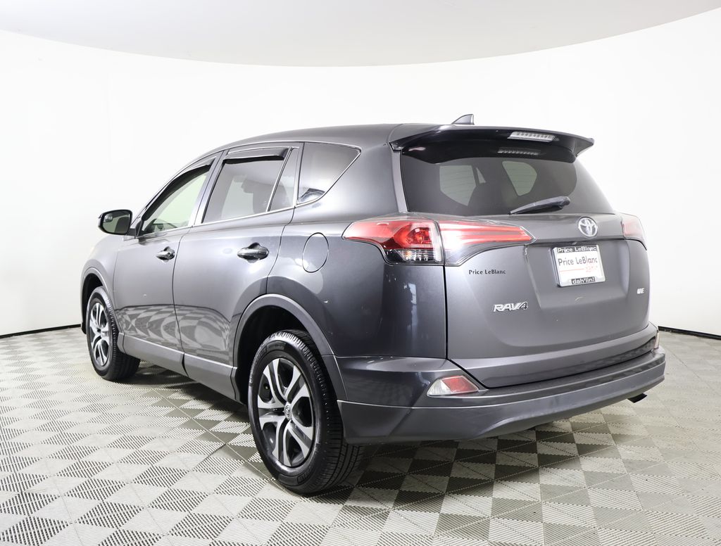 2018 Toyota RAV4 LE photo 3