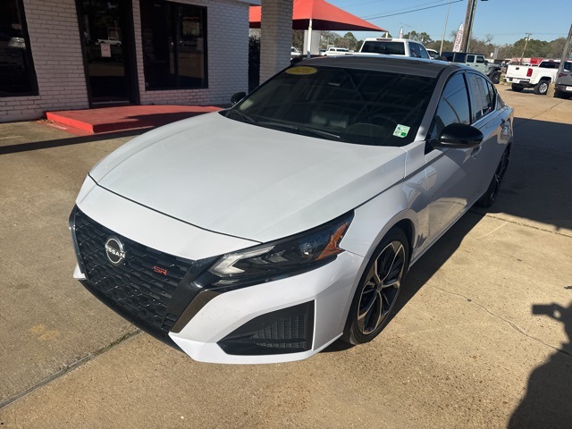 2023 Nissan Altima SR's photo