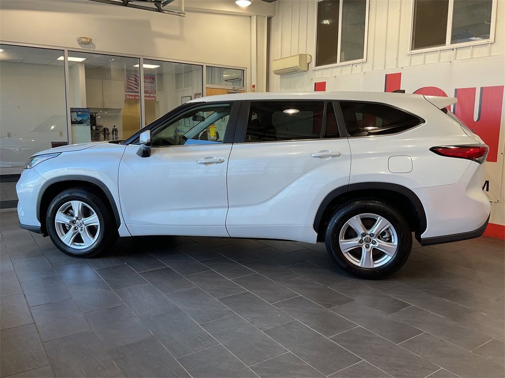 2023 Toyota Highlander LE photo 3