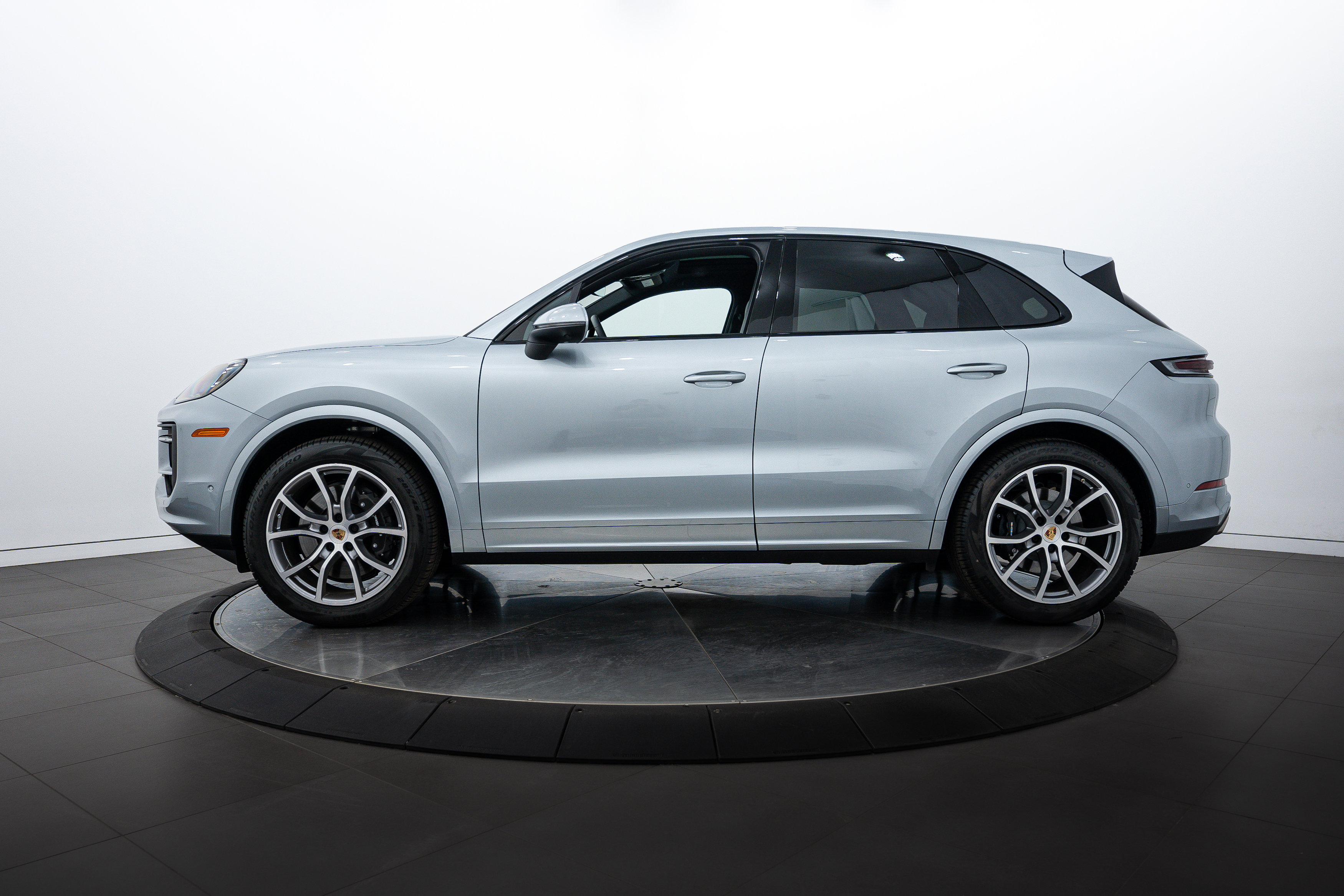 2025 Porsche Cayenne photo 2