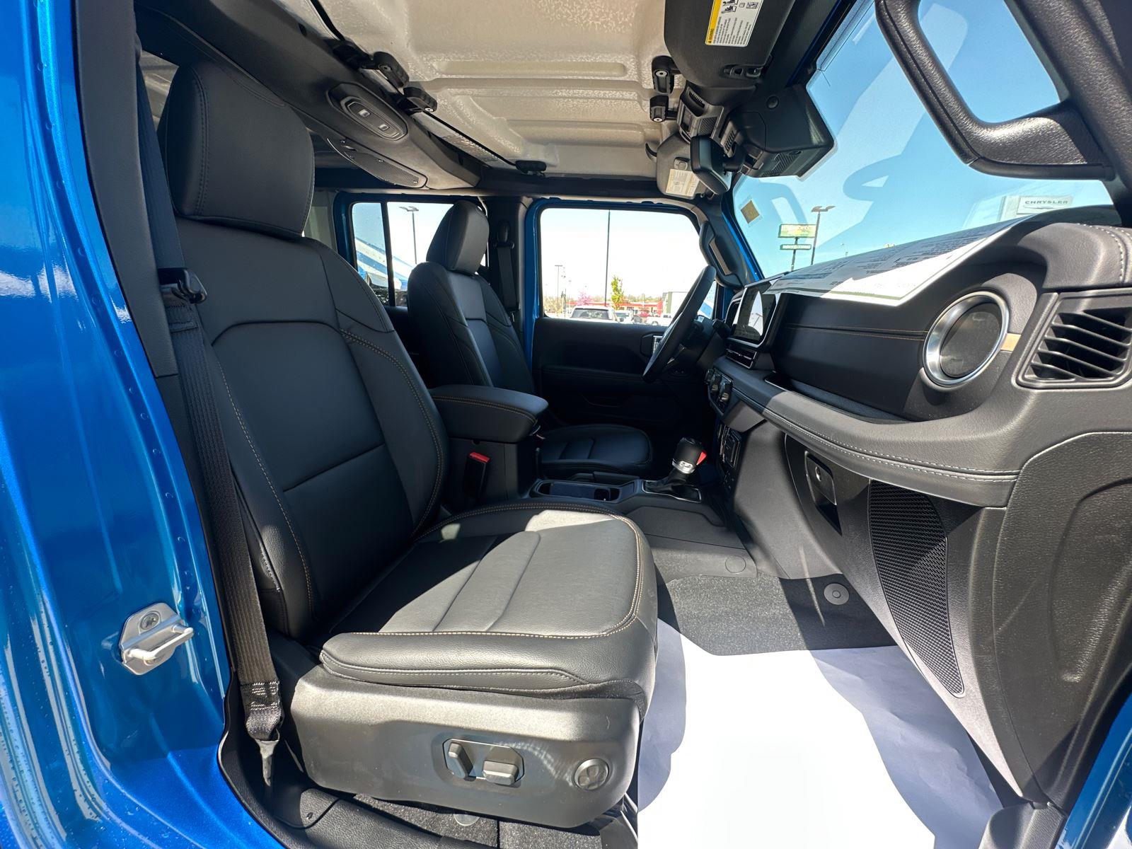 2025 Jeep Wrangler Sahara photo 30