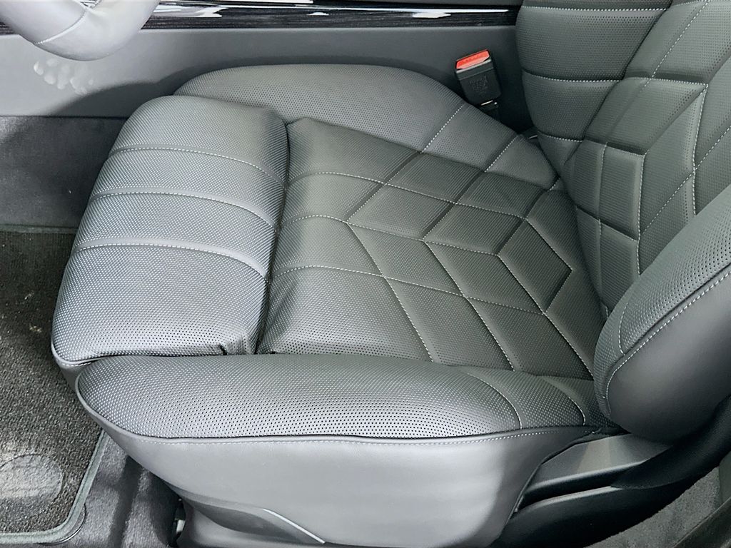2026 Bmw 750e photo 21