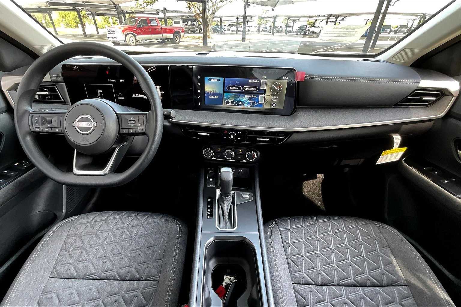 2025 Nissan Kicks SV photo 4