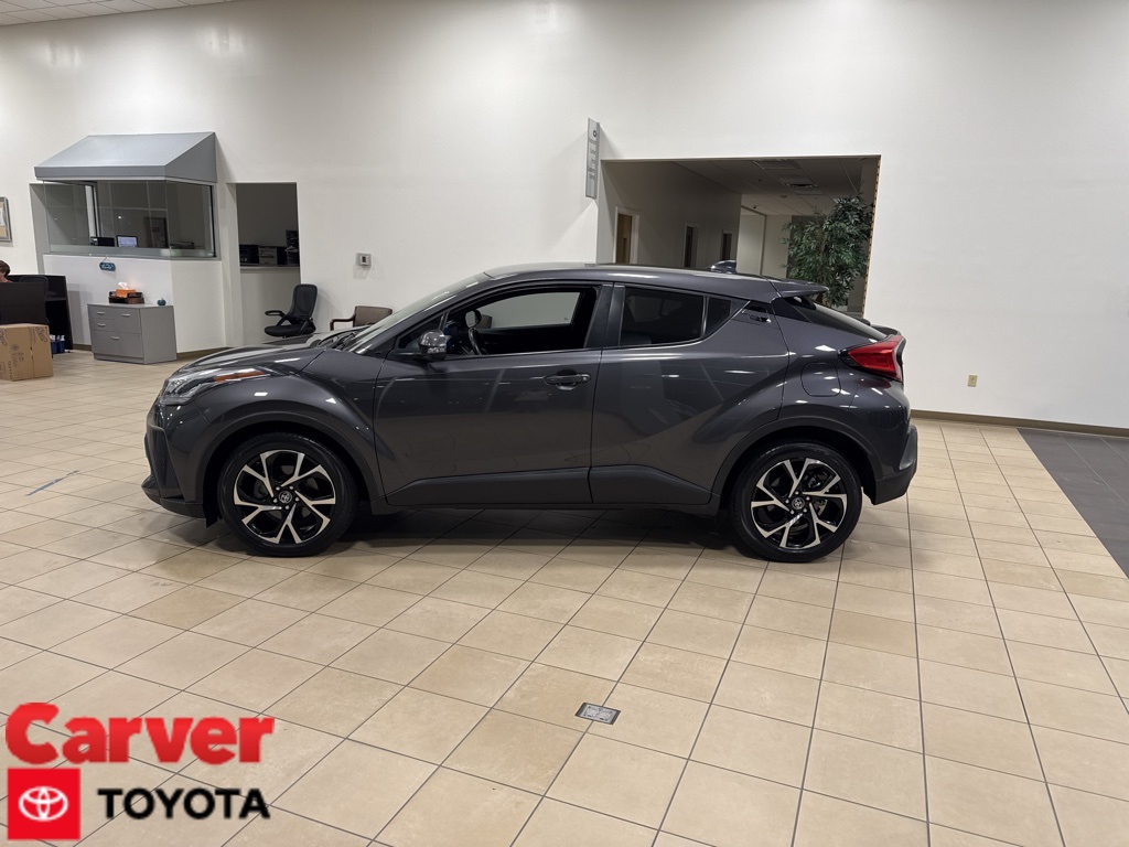 2022 Toyota C-HR XLE's photo