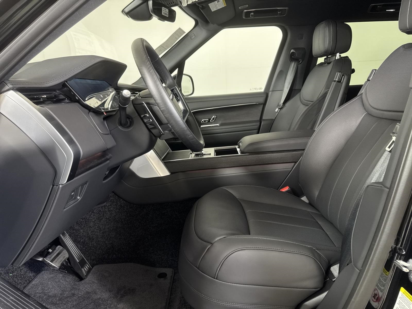 2025 Land Rover Range Rover SE photo 23