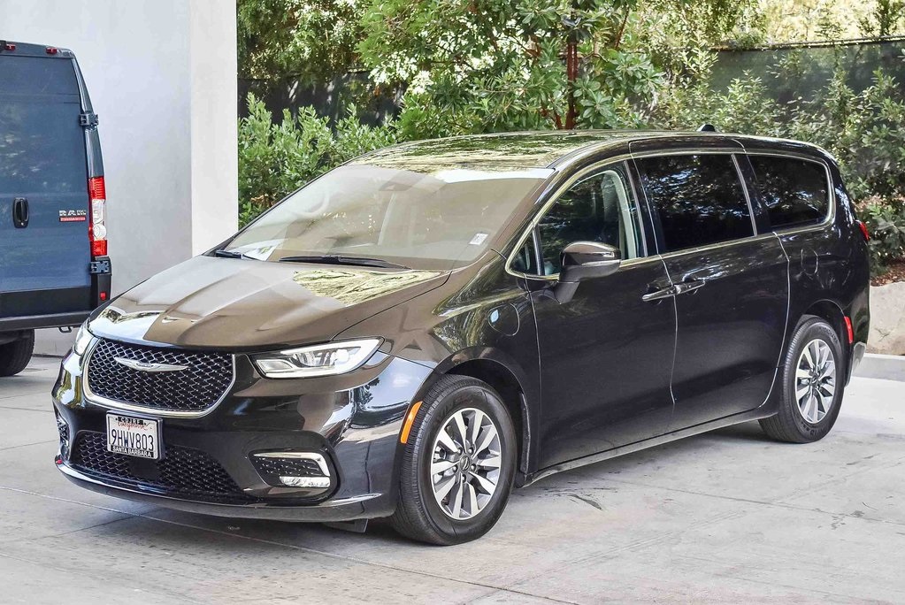 2023 Chrysler Pacifica Hybrid Touring L photo 3