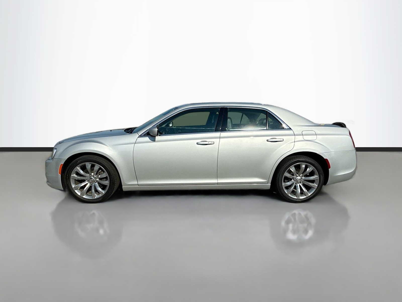 2019 Chrysler 300 Touring photo 8