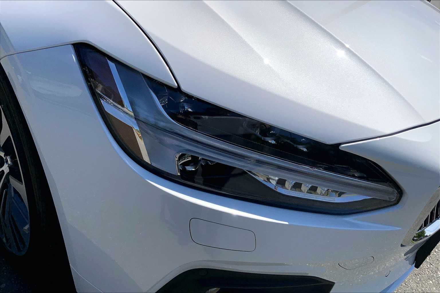 2022 Volvo S90 Momentum photo 26
