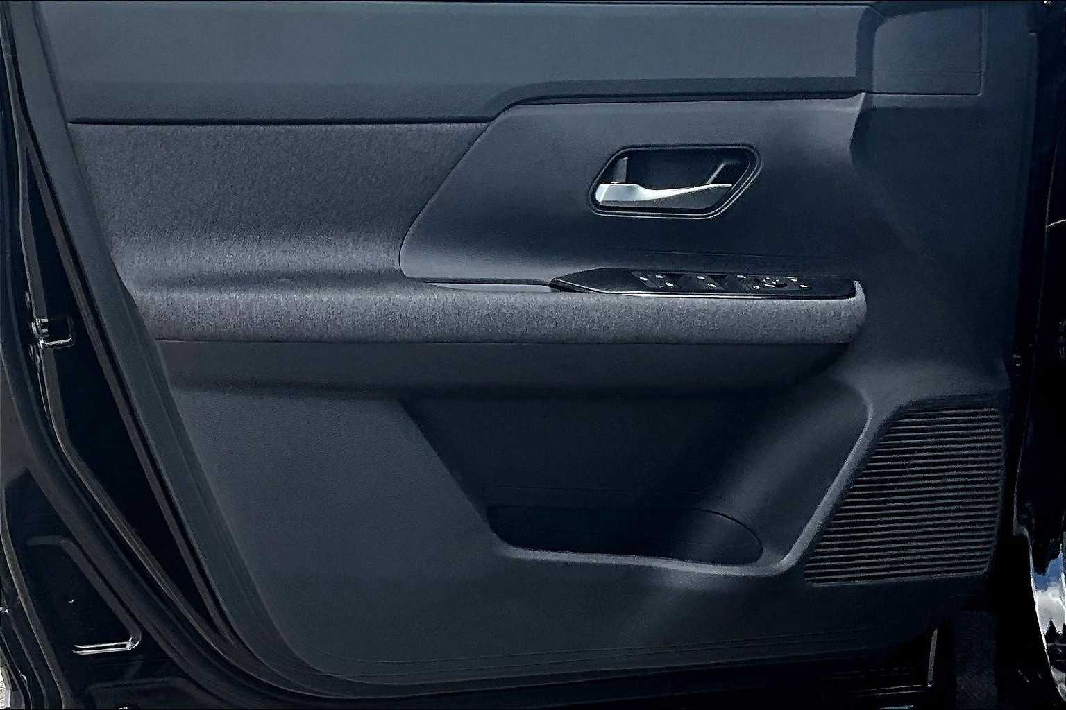 2025 Nissan Kicks SV photo 13