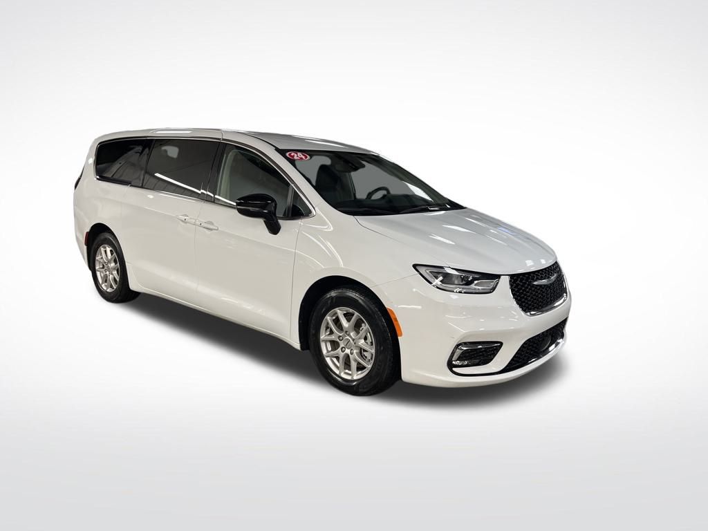 2024 Chrysler Pacifica Touring L photo 3