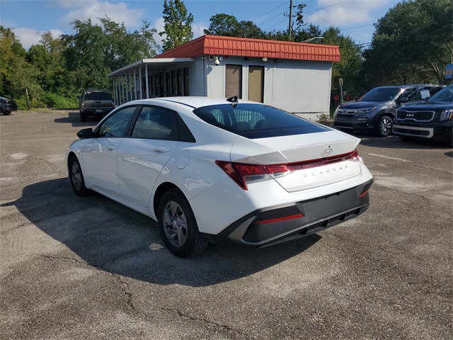 2025 Hyundai Elantra SE photo 4
