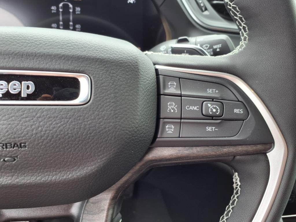 2025 Jeep Grand Cherokee Limited photo 13