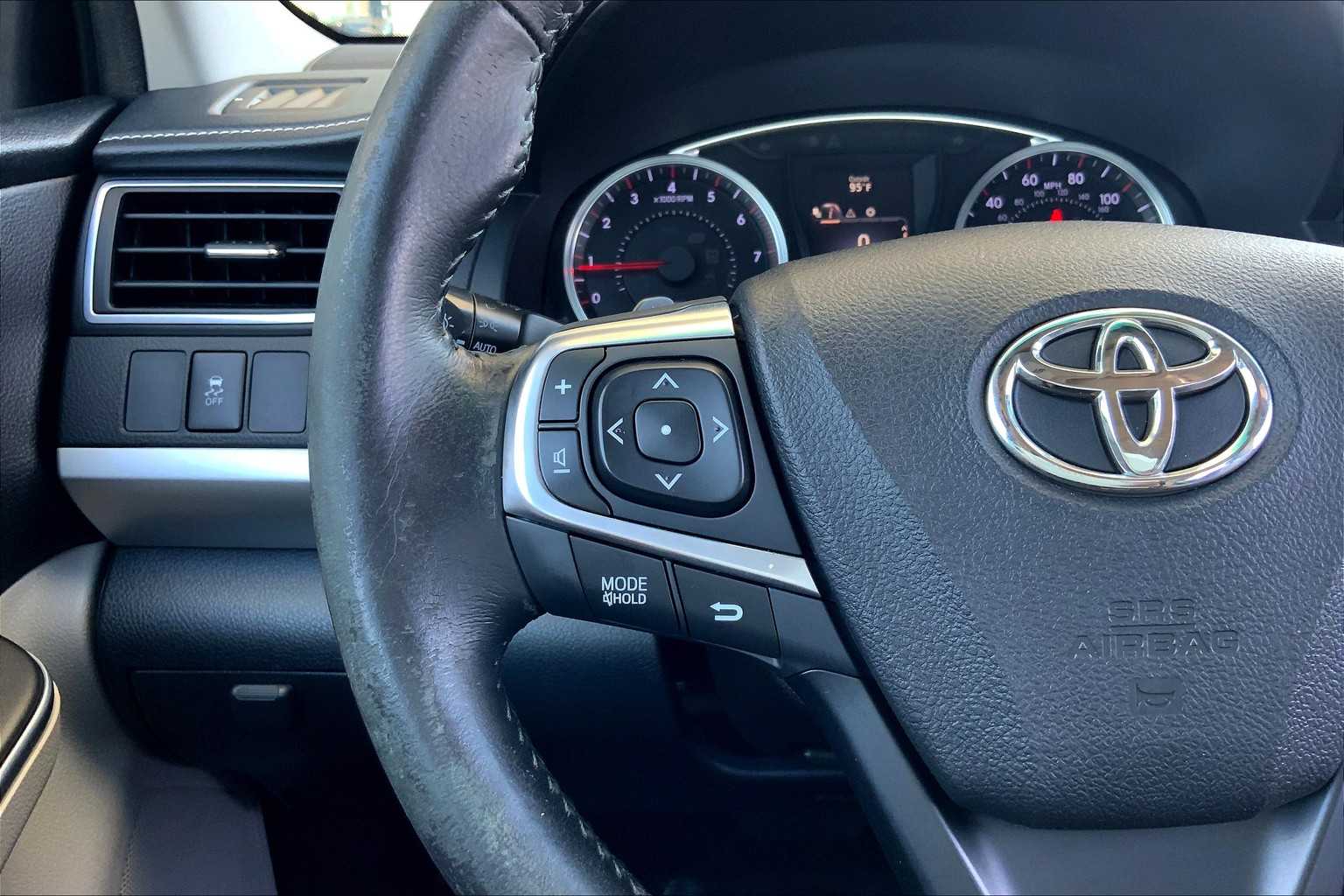 2017 Toyota Camry SE photo 19