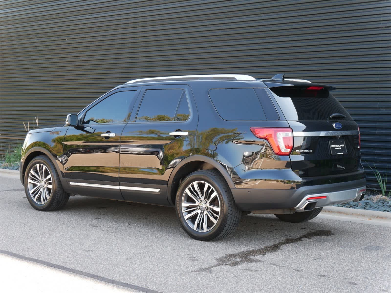 2016 Ford Explorer Platinum photo 2