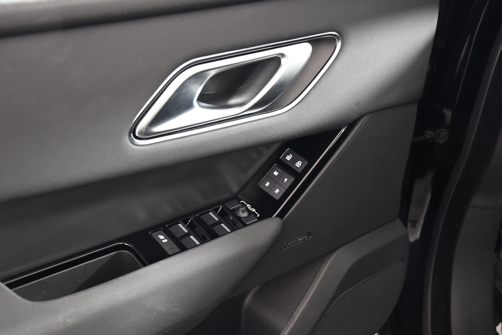 2025 Land Rover Range Rover Velar SE photo 14