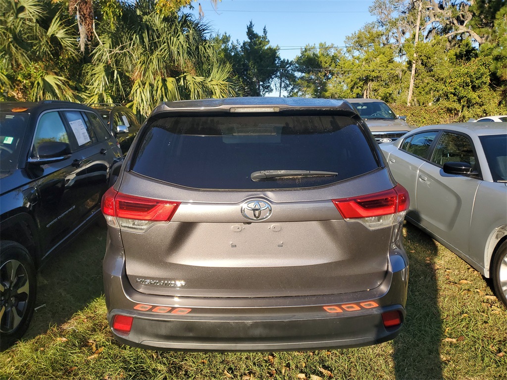 2019 Toyota Highlander LE photo 3