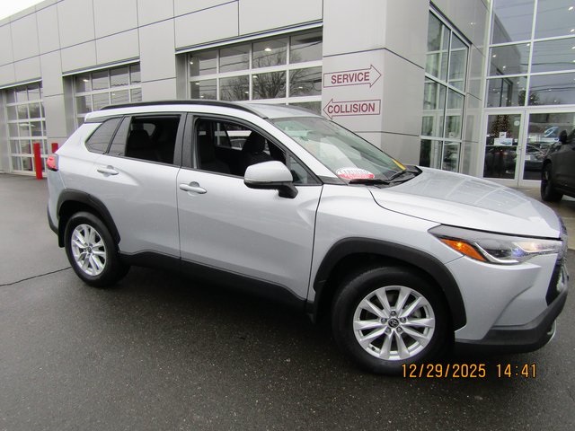 2023 Toyota Corolla Cross LE's photo