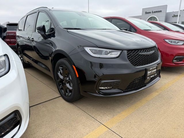 2026 Chrysler Pacifica Limited's photo