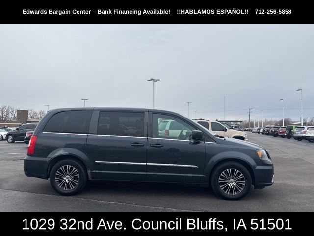 2014 Chrysler Town & Country S's photo