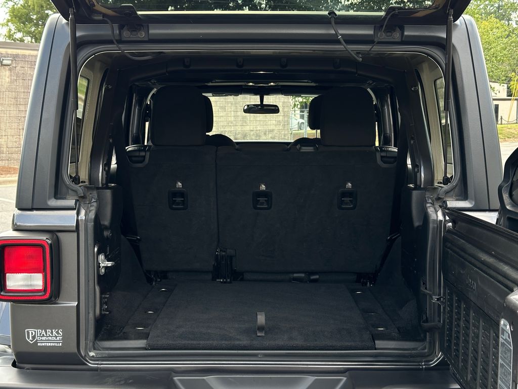 2020 Jeep Wrangler Unlimited Sahara photo 18