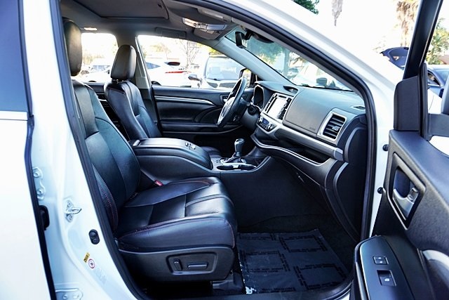 Used 2019  Toyota SE image 12