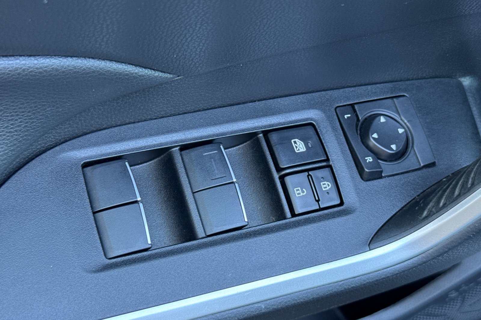 2021 Toyota RAV4 XLE Premium photo 11
