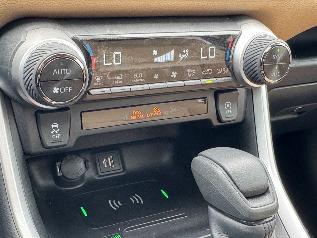 2025 Toyota RAV4 XLE photo 21