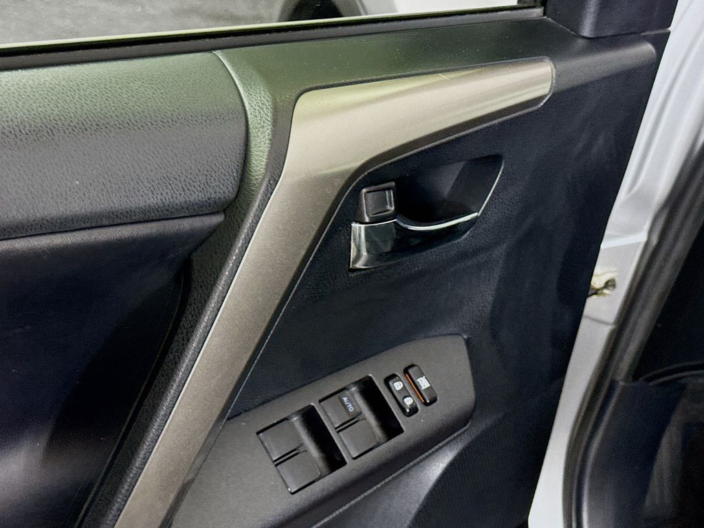 2018 Toyota RAV4 XLE photo 14