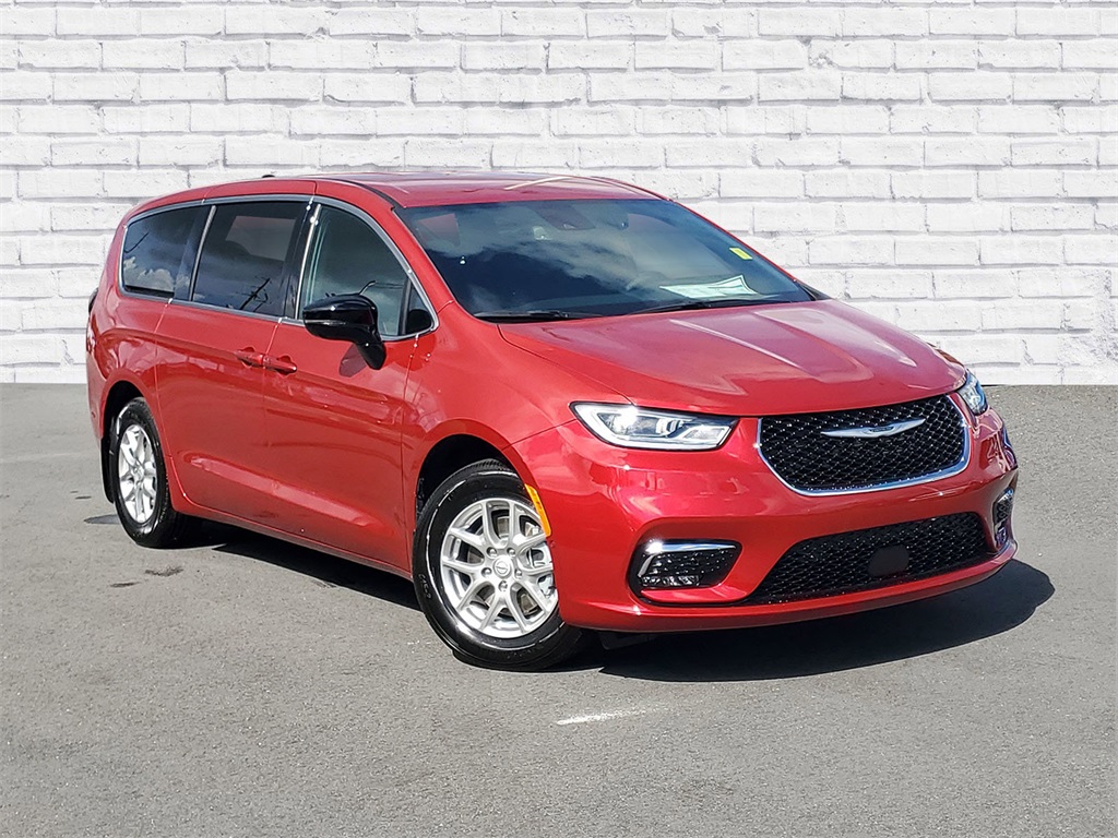 2025 Chrysler Pacifica Select's photo