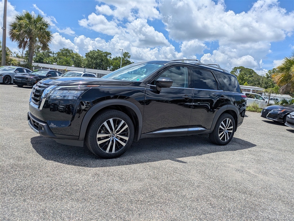 2023 Nissan Pathfinder Platinum photo 6
