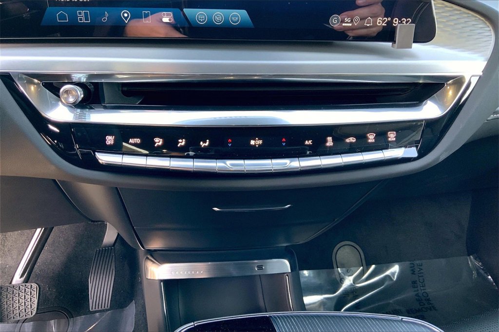 2025 Cadillac Lyriq Luxury photo 22