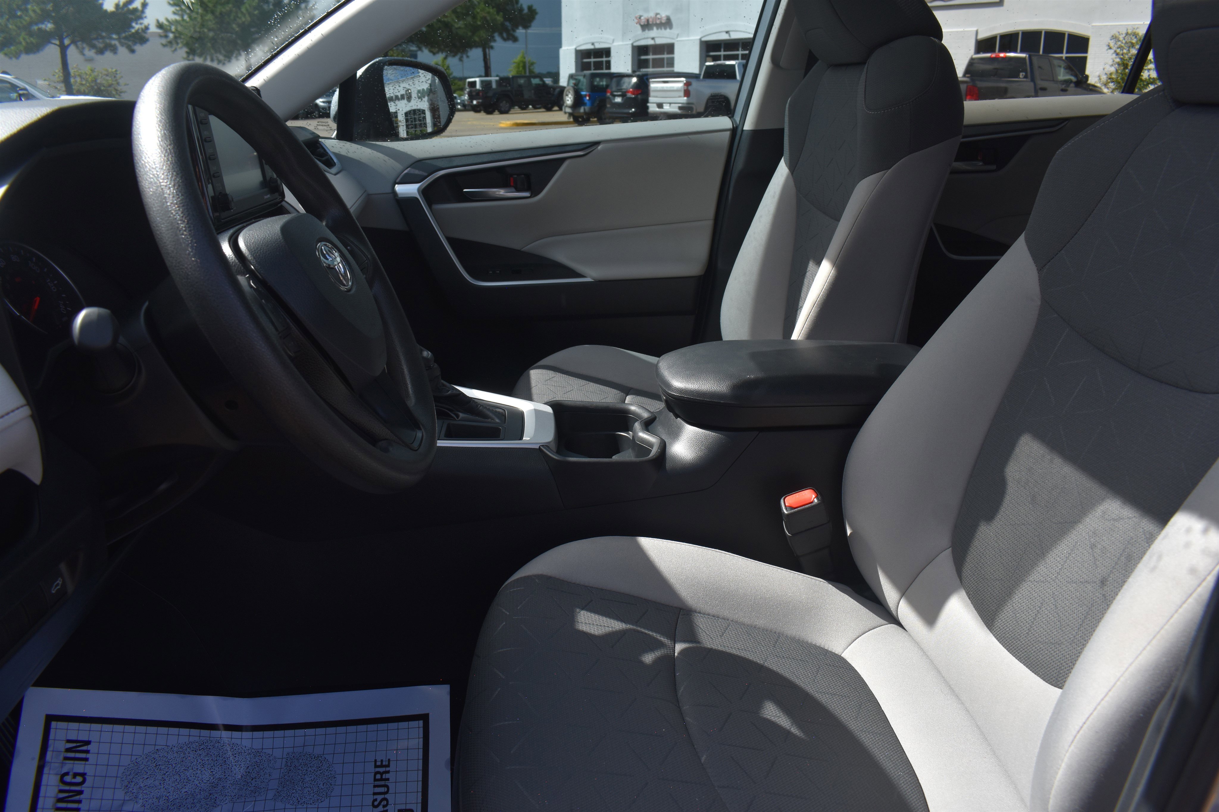 2021 Toyota RAV4 XLE photo 4