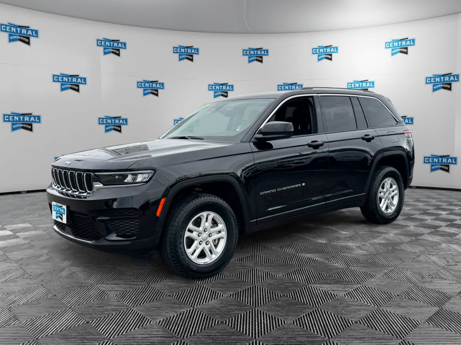 2023 Jeep Grand Cherokee Laredo's photo