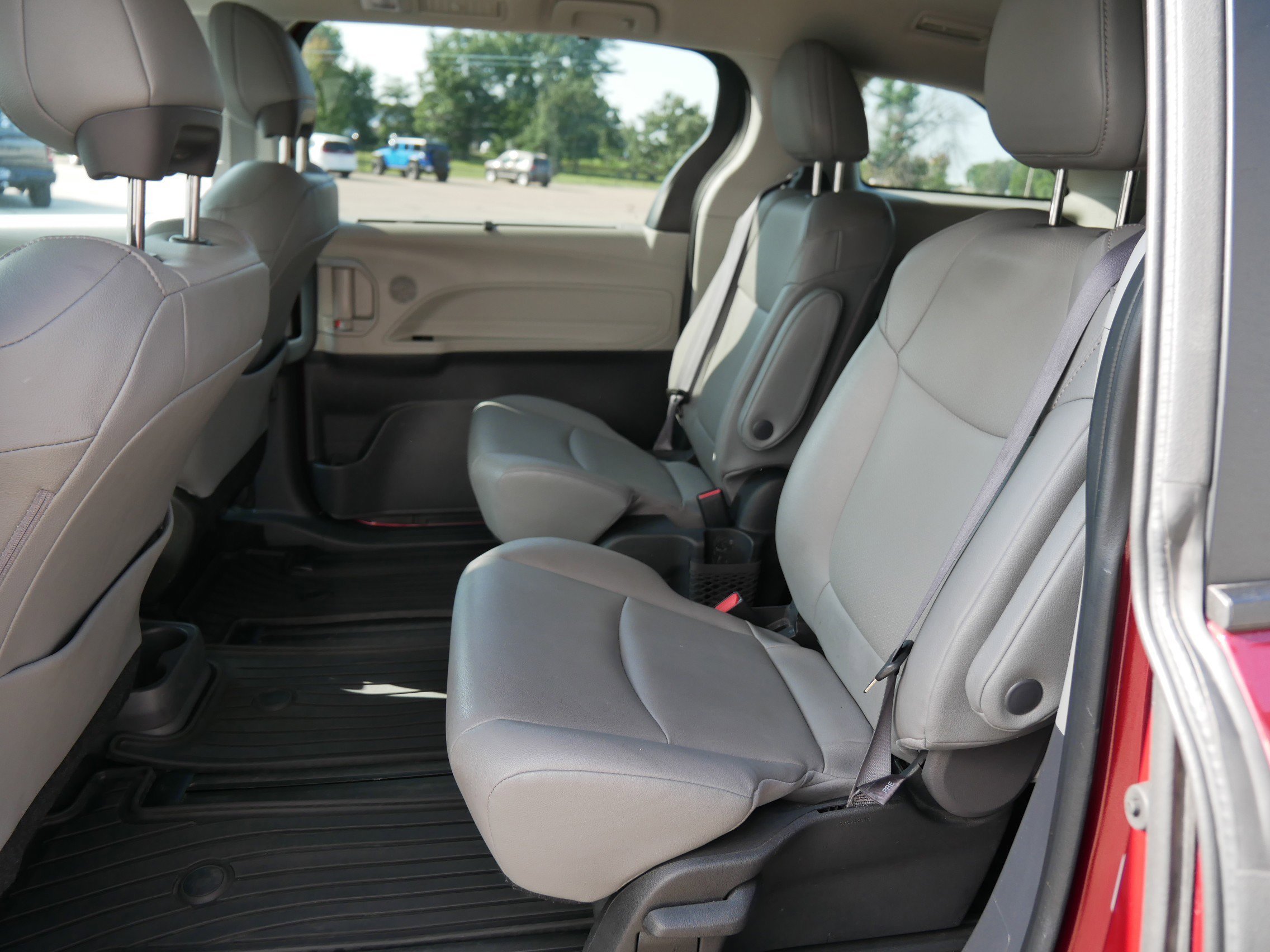 2022 Toyota Sienna XLE photo 11