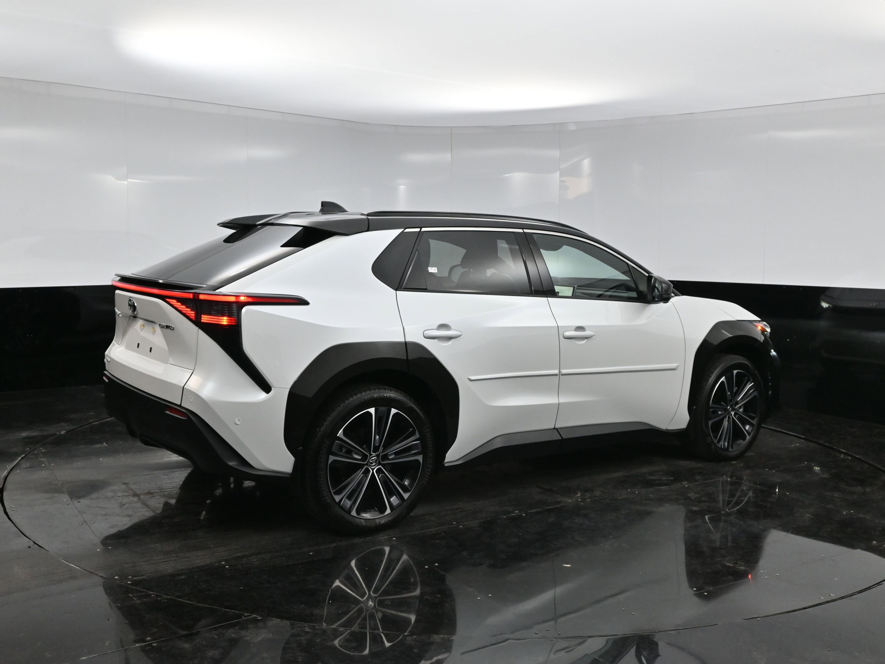 2024 Toyota bZ4X XLE photo 6
