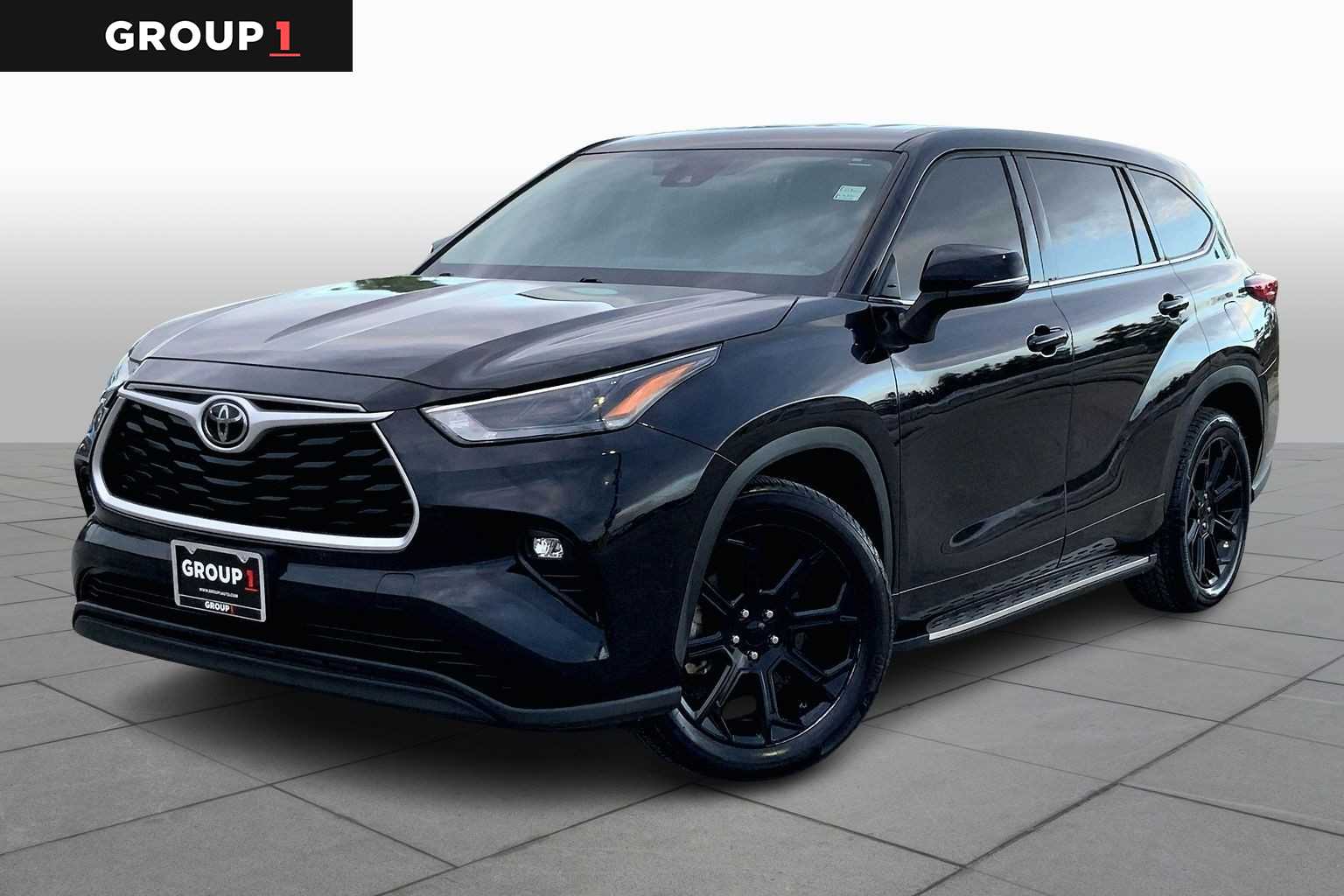 2022 Toyota Highlander LE's photo