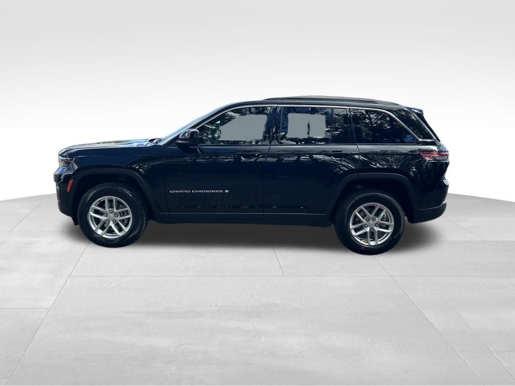 2025 Jeep Grand Cherokee Laredo photo 3