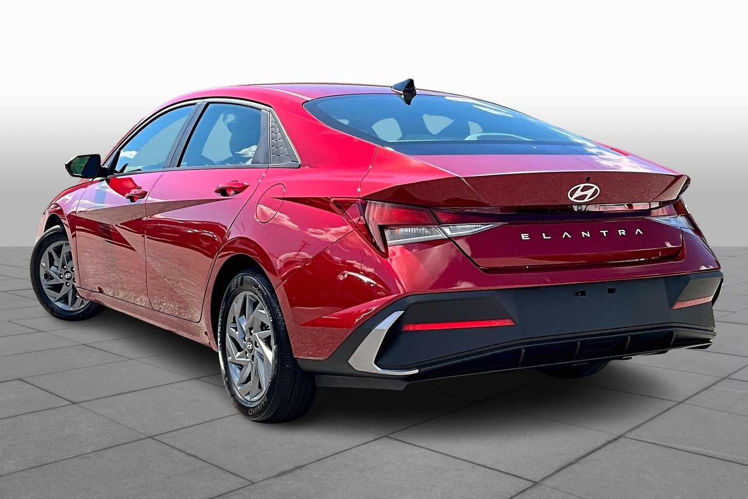 2024 Hyundai Elantra SEL photo 11