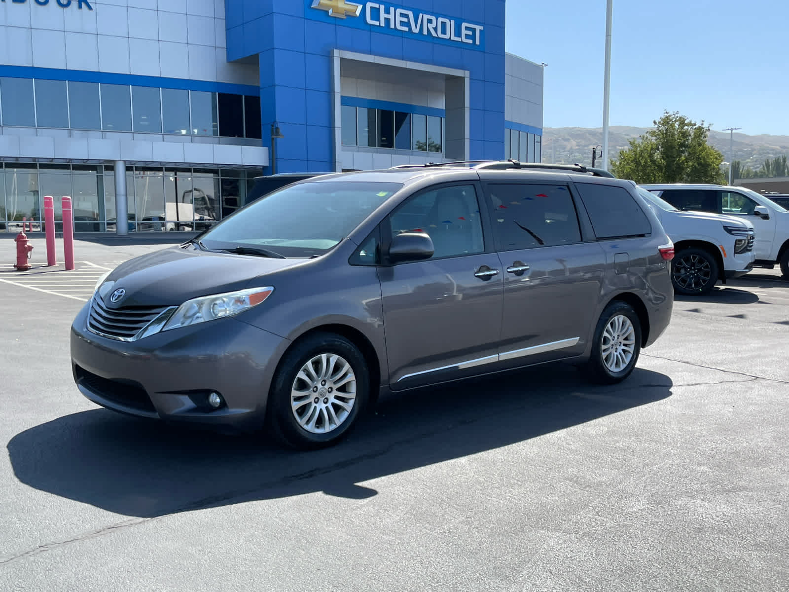 2017 Toyota Sienna Limited XLE Premium photo 2
