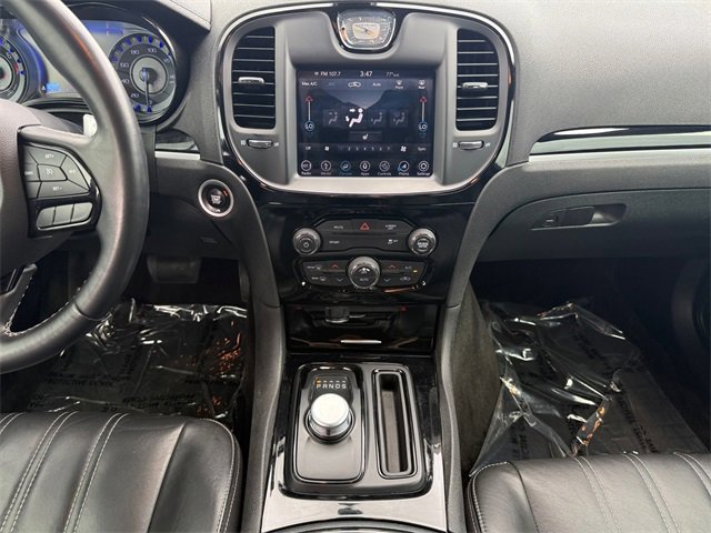 2018 Chrysler 300 photo 12
