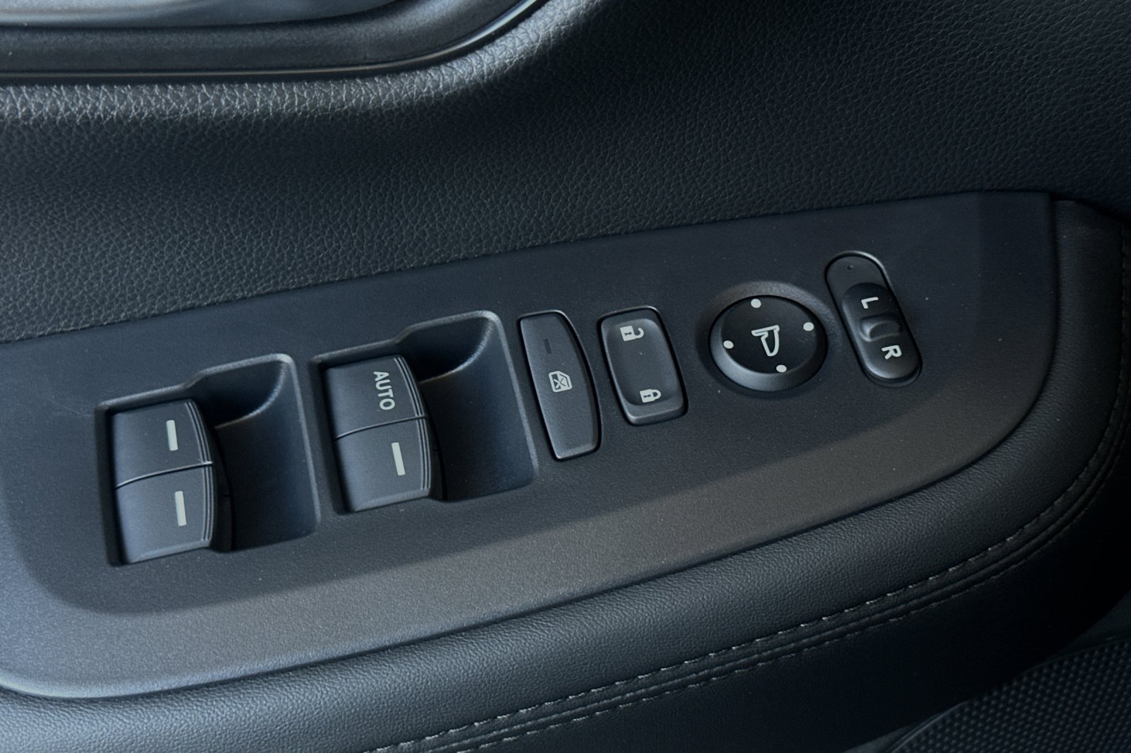 2025 Honda HR-V LX photo 11